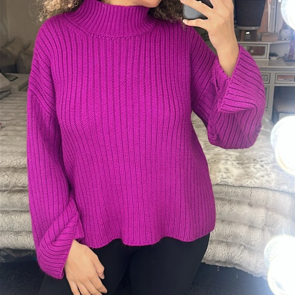 Fashion Nova used Fucsia sweater in good condition size M/L.